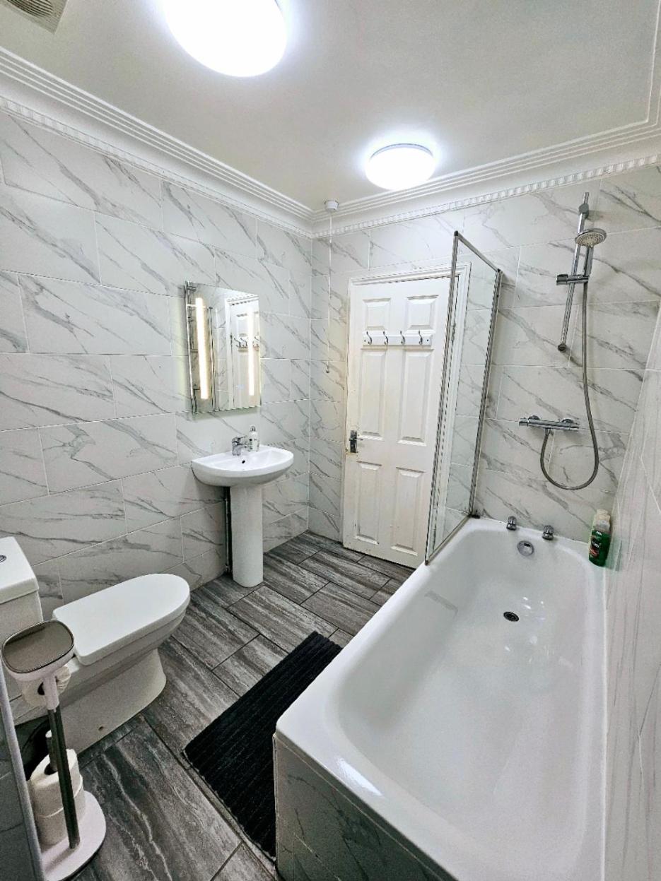 Spacious & Cosy 2 Bedroom Home Plus 2 Sofa-Beds With Private Entrance And Back Patio, 3 Min Walk To Earl'S Court Station Лондон Экстерьер фото