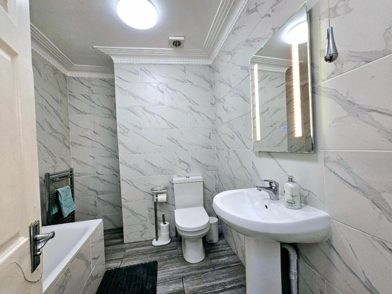 Spacious & Cosy 2 Bedroom Home Plus 2 Sofa-Beds With Private Entrance And Back Patio, 3 Min Walk To Earl'S Court Station Лондон Экстерьер фото